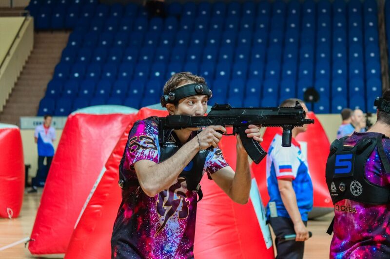 Игрок LASERWAR с тактическим автоматом в полной готовности.
